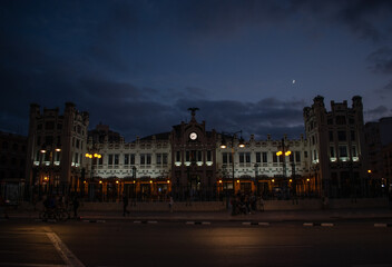 Fototapeta na wymiar Estacion del norte en Valencia, edificio en la noche en la ciudad