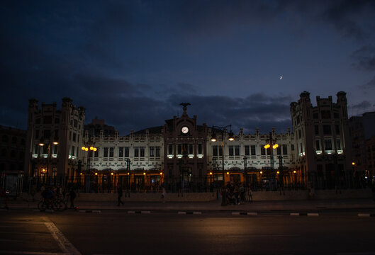 Estacion Del Norte En Valencia, Edificio En La Noche En La Ciudad