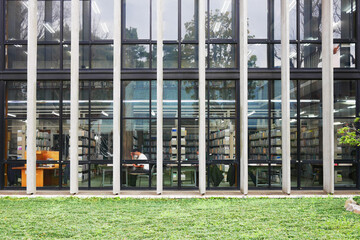 ガラス張りの図書館と、中で本を読む人々