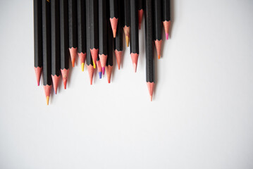 Crayons de couleur sur un fond blanc avec de l'espace vide - coloriage et créativité