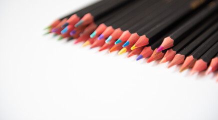 Crayons de couleur sur un fond blanc avec de l'espace vide - coloriage et créativité