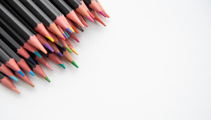 Crayons de couleur sur un fond blanc avec de l'espace vide - coloriage et créativité