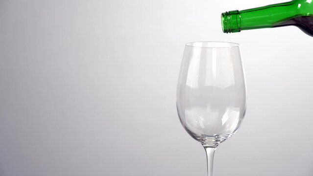 Rotwein in ein Glass in Slowmotion.