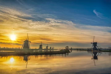Fotobehang Rotterdam Nederland, zonsopgang natuurlandschap van Dutch Windmill in Kinderdijk Village © Noppasinw