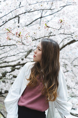 満開の桜とクールな女性