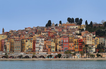 Vue sur le centre-ville de Menton et ses façades colorées sur la Côte d'Azur