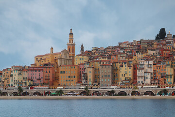 Vue sur le centre-ville de Menton et ses façades colorées sur la Côte d'Azur
