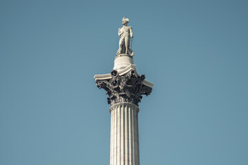 Nelson's Column: Nelson's column, on a clear blue sky, in London's Trafalgar Square. - obrazy, fototapety, plakaty