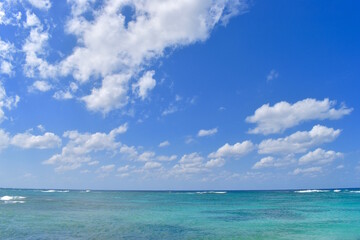 Fototapeta na wymiar 沖縄の綺麗な海