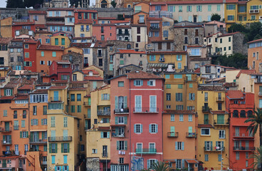 Fototapeta na wymiar Vue sur le centre-ville de Menton et ses façades colorées sur la Côte d'Azur