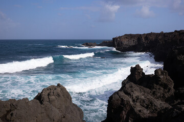 Fototapeta na wymiar Wellen des Atlantiks brechen an der Nordküste von Lanzarote 