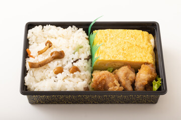 山菜ご飯と厚焼き玉子の弁当