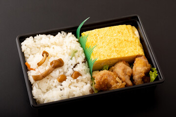 山菜ご飯と厚焼き玉子の弁当