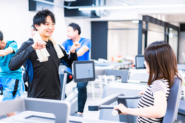 ジムでトレーナーの指導を受ける若い女性