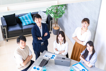 ベンチャー企業で働く若いオフィスワーカー