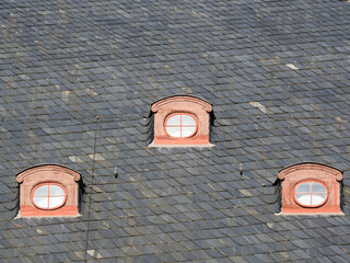 Drei Dachfenster des historischen  Rathauses von Quedlinburg im Harz, Deutschland