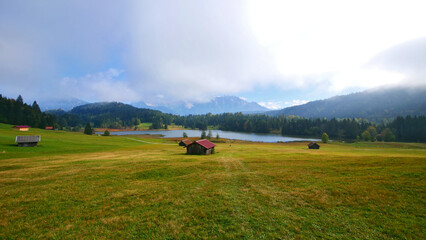Naklejka premium Garmisch, Deutschland: Der Wagenbrücksee im Nebel