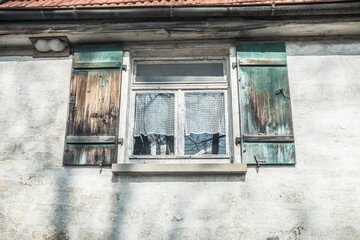 Altes Bauernhaus mit verwitterten Fensterladen