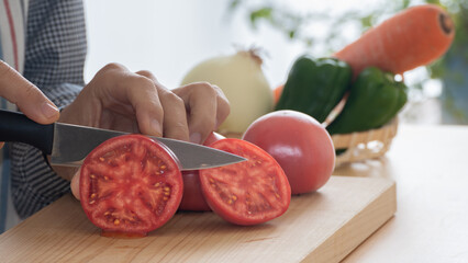 トマトの輪切り｜キッチンで野菜を切る