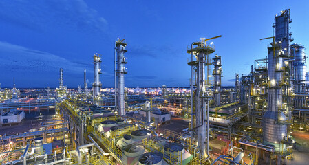 refinery - chemical factory at night with buildings, pipelines and lighting - industrial plant - obrazy, fototapety, plakaty