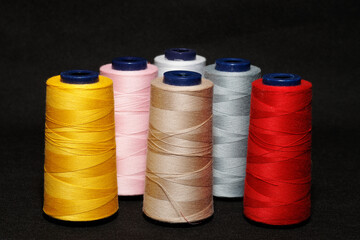Bobines de fils de couleur pour machine à coudre. 