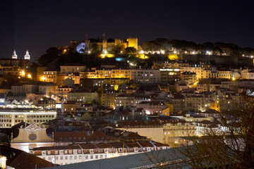 Nachtaufnahme des Alfama-Quartiers in Lissabon