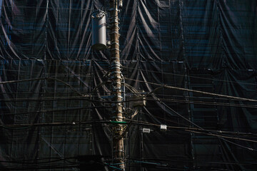 電信棒と防音シート