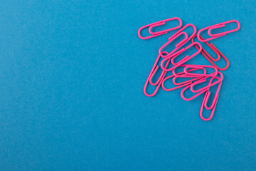 Obraz na płótnie Canvas Colored paper clips.