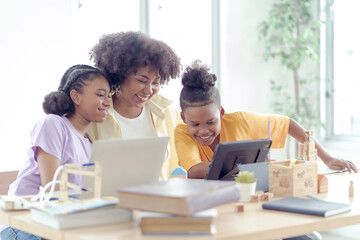 Obraz premium African American families teaching online learning and education are very warm, everyone is very eager to learn. Make today's classes go smoothly..