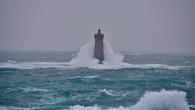 tempete sur le phare du four en Bretagne