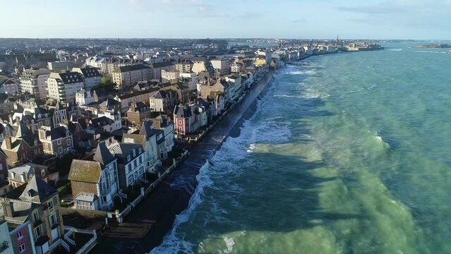 grande mar&eacute;e &agrave; Saint-Malo, Bretagne, vue drone