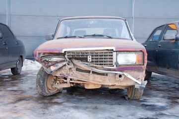 Obraz na płótnie Canvas An old Soviet car damaged in a traffic accident.