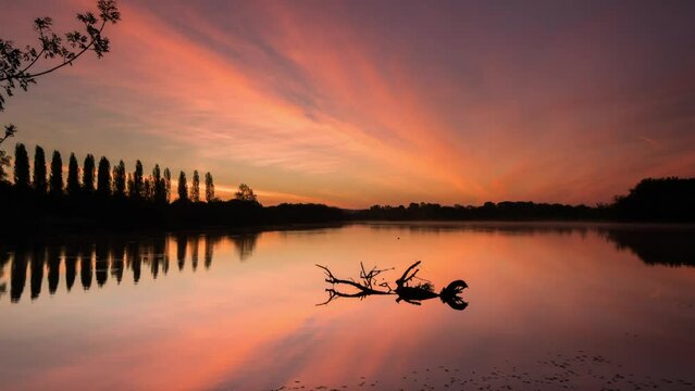 Timelapse de lever de soleil sur un lac en France