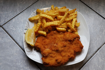 Schnitzel, Pommes, Wiener Schnitzel, paniert, Food, Essen, lecker, Küche, Restaurant