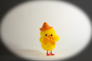 Żółty kurczaczek Wielkanocny. - obrazy, fototapety, plakaty