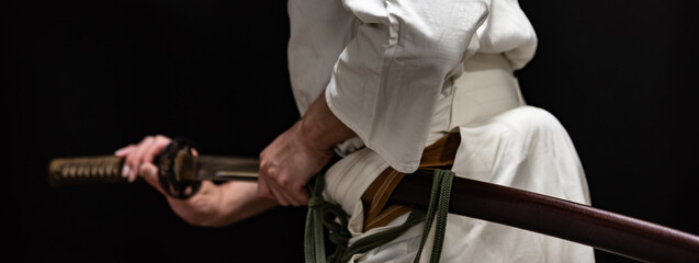 日本刀を構える人物