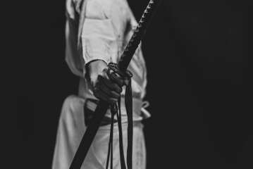 日本刀を構える人物