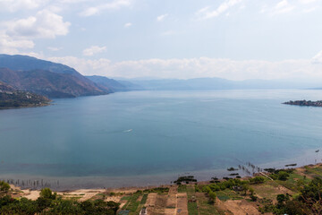 Fototapeta premium View of lake atitlan from mirador kaqasiiwaan in san juan la laguna, guatemala