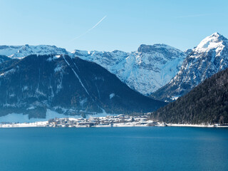 &Ouml;sterreichische Seen- und Berglandschaft.. Pertisau am Achensee im Tirol am Fu&szlig;e des Zw&ouml;lferkopfes durch die Karwendel-Bergbahn erschlossen ist