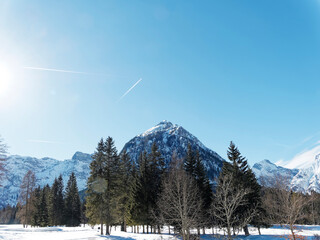 Österreichische Seen- und Berglandschaft. Pertisau am Achensee im Tirol. Schneebedeckter...