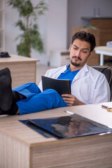 Obraz premium Young male doctor working in the clinic