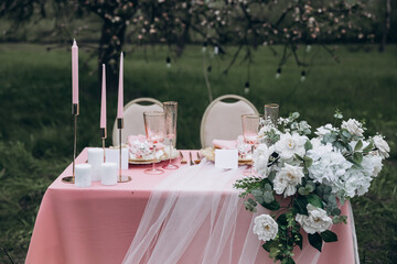 decoration that lie on the wedding table pink plate and gold plate preparation for the wedding wedding decor