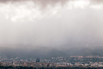 Fototapeta na wymiar ville de Clermont Ferrand en auvergne sous un ciel orageux
