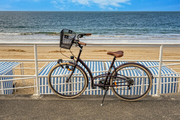 vélo vintage devant la plage de La Baule - obrazy, fototapety, plakaty