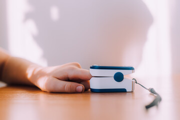Pulse measurement on the finger lifestyle. An article about medical devices. Pulse measurement at home. Measurement of air saturation in the blood. Saturation check.