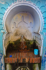 Fuente azul y blanca del pueblo de Chaouen en Marruecos