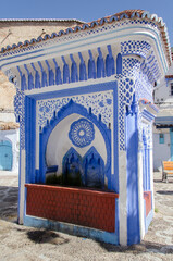 Fuente azul y blanca del pueblo de Chaouen en Marruecos - 497559805