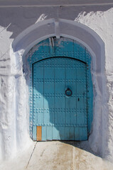 Puertas azules típicas del pueblo árabe de Chaouen en Marruecos - 497559825