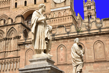 Fototapeta na wymiar Statues de la cathédrale à Palerme. Sicile