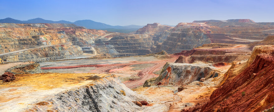 Extracci&oacute;n de minerales en la mina de Riotinto, Huelva